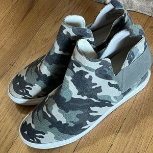 Steve Madden Green Camouflage Slip-Ons
